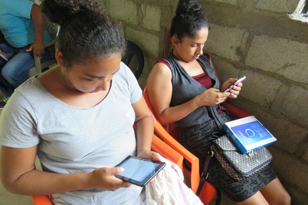 Mujeres descargando la app del proyecto