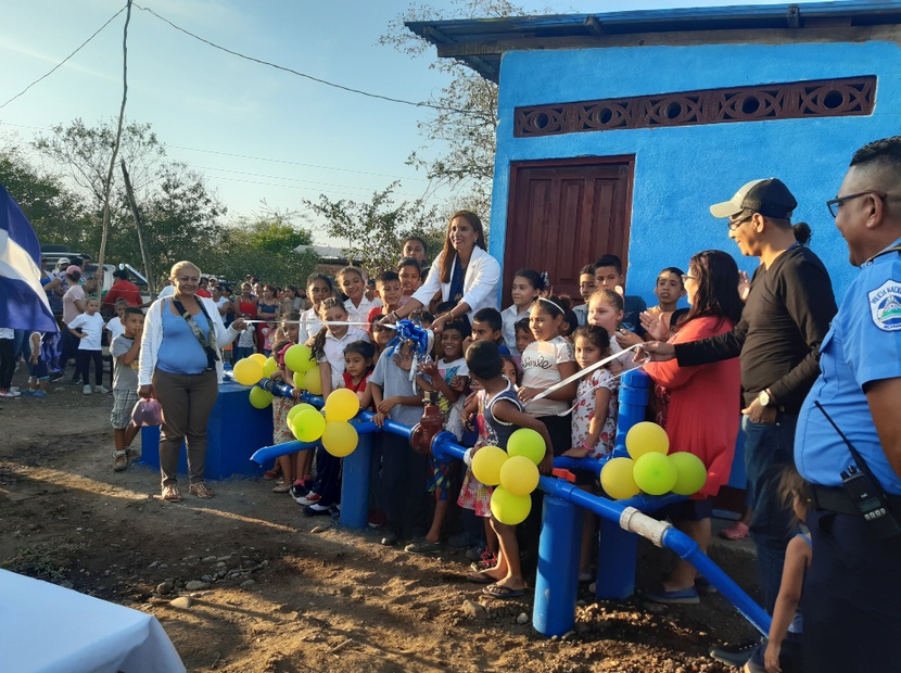 Comunidad de Casas Nuevas felices con sistema de agua