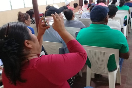 Participante haciendo uso de su dispositivo móvil